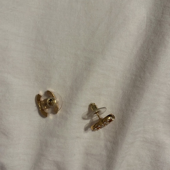 Chanel earrings comes with tags never worn - Picture 4 of 11